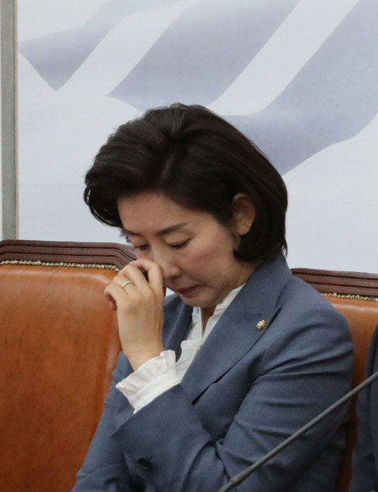 나경원 한국당 원내대표가 3일 국회에서 열린 최고위원회의에 참석해 생각에 잠겨 있다.  연합뉴스